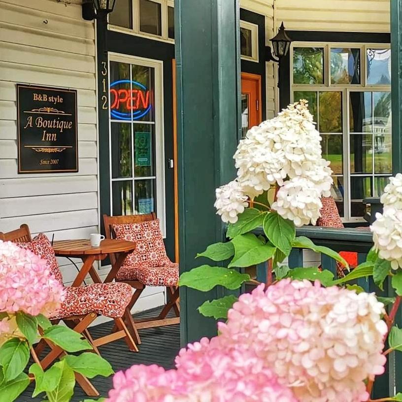 Courthouse Inn Revelstoke Exteriör bild